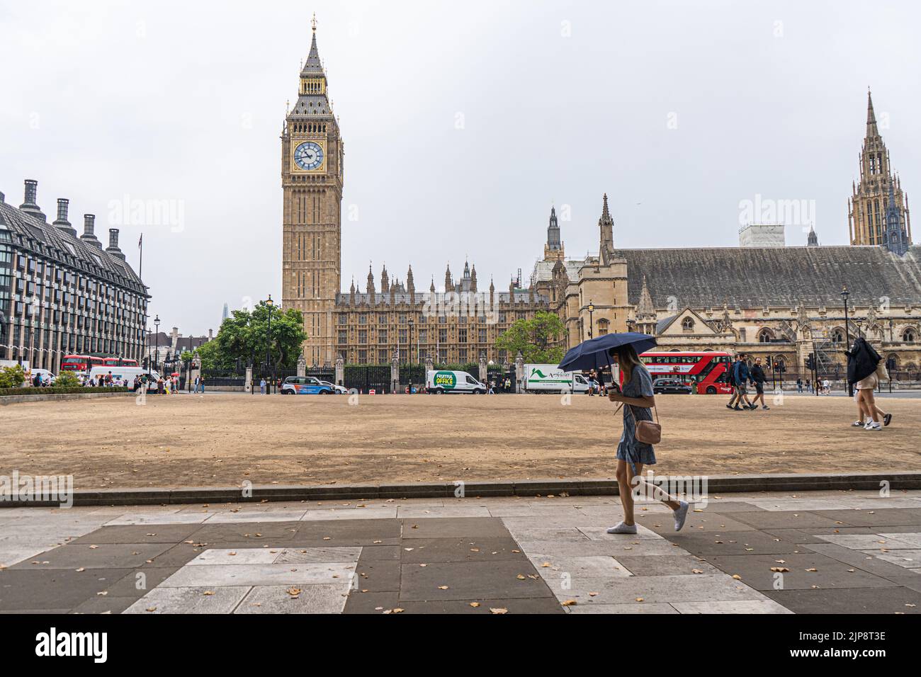 Westminster, Londra, Regno Unito. 16 agosto 2022 . Un pedone cammina con un ombrello in piazza del Parlamento durante le docce a pioggia come la siccità finisce dopo il prolungato periodo asciutto e l'estate più secca in 46 anni come l'ufficio MET emette un avvertimento giallo per temporali e inondazioni flash . Credit. amer Ghazzal/Alamy Live News Foto Stock