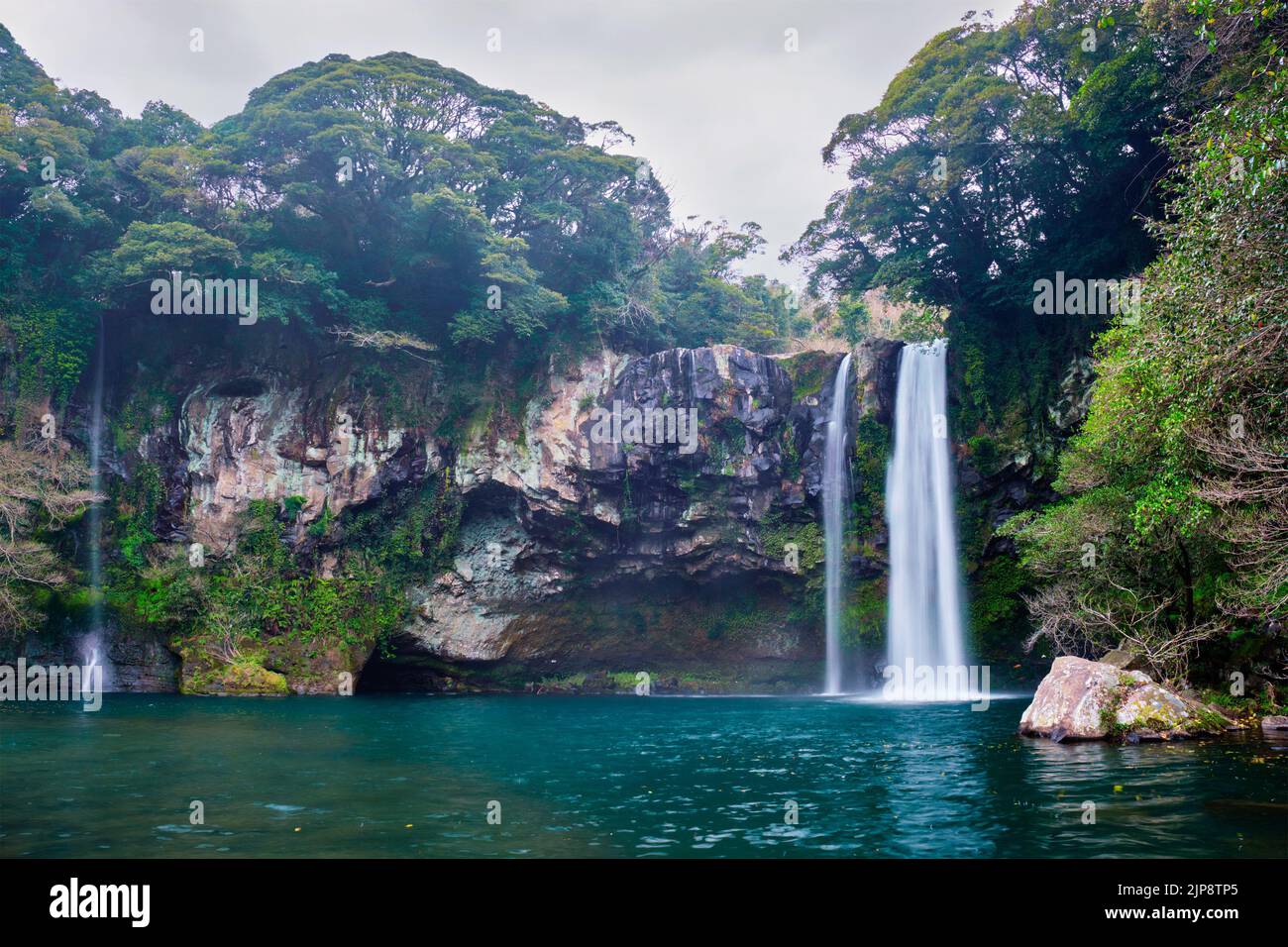 cascata, jeju, cascata di gheonjiyeon, jejudo, cascata, cascate, isola di jeju Foto Stock