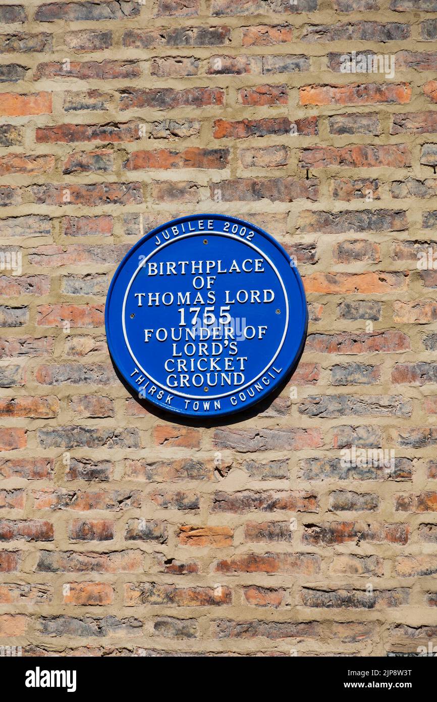 Targa blu che commemora il luogo di nascita di Thomas Lord nel 1755. Il fondatore del Lord's Cricket Ground. La targa si trova sulla parete del Museo di Thirsk in K Foto Stock