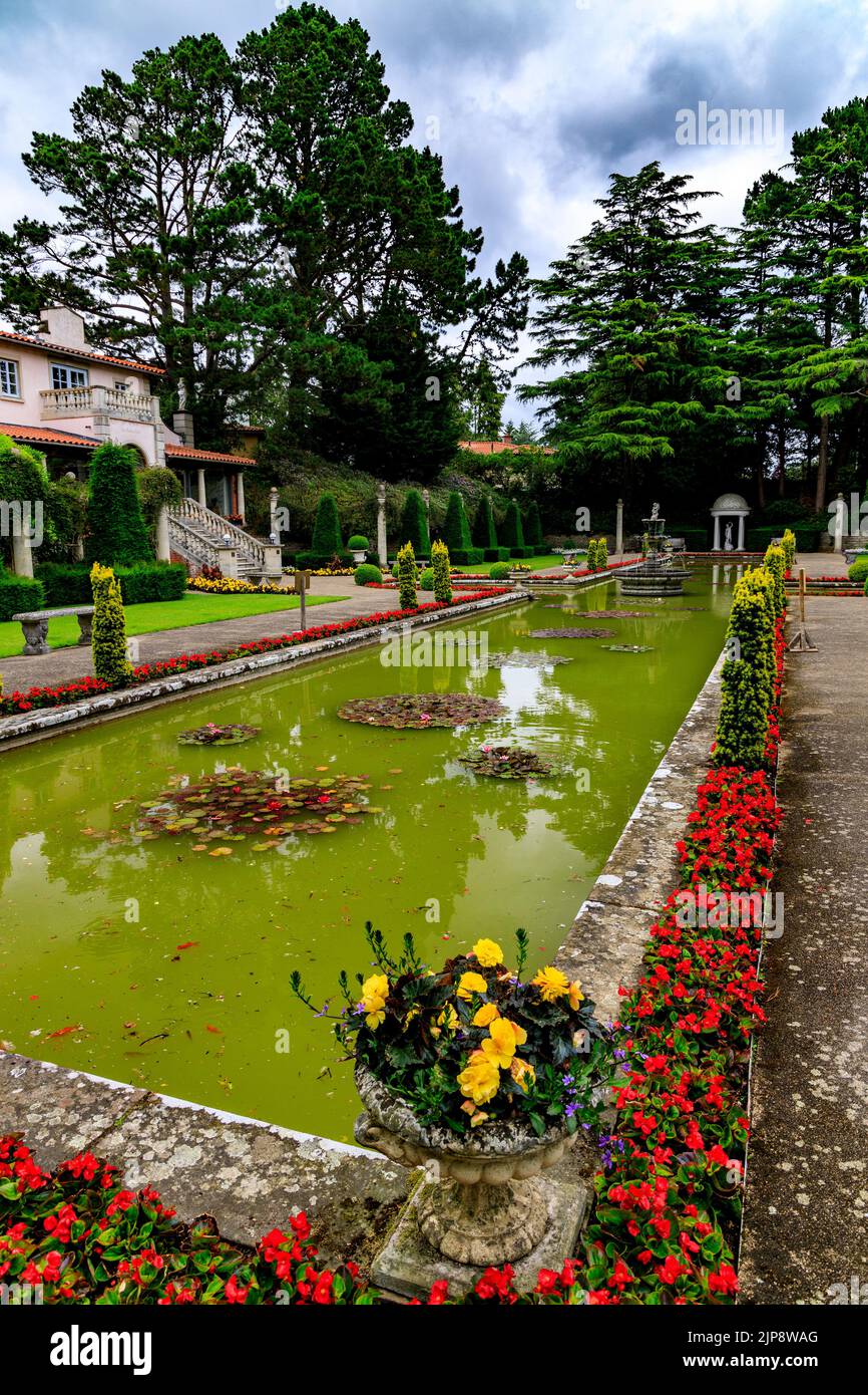 Piantagione colorata di fronte alla facciata della villa italiana nel Giardino Italiano a Compton Acres Gardens, Poole, Dorset, Inghilterra, Regno Unito Foto Stock