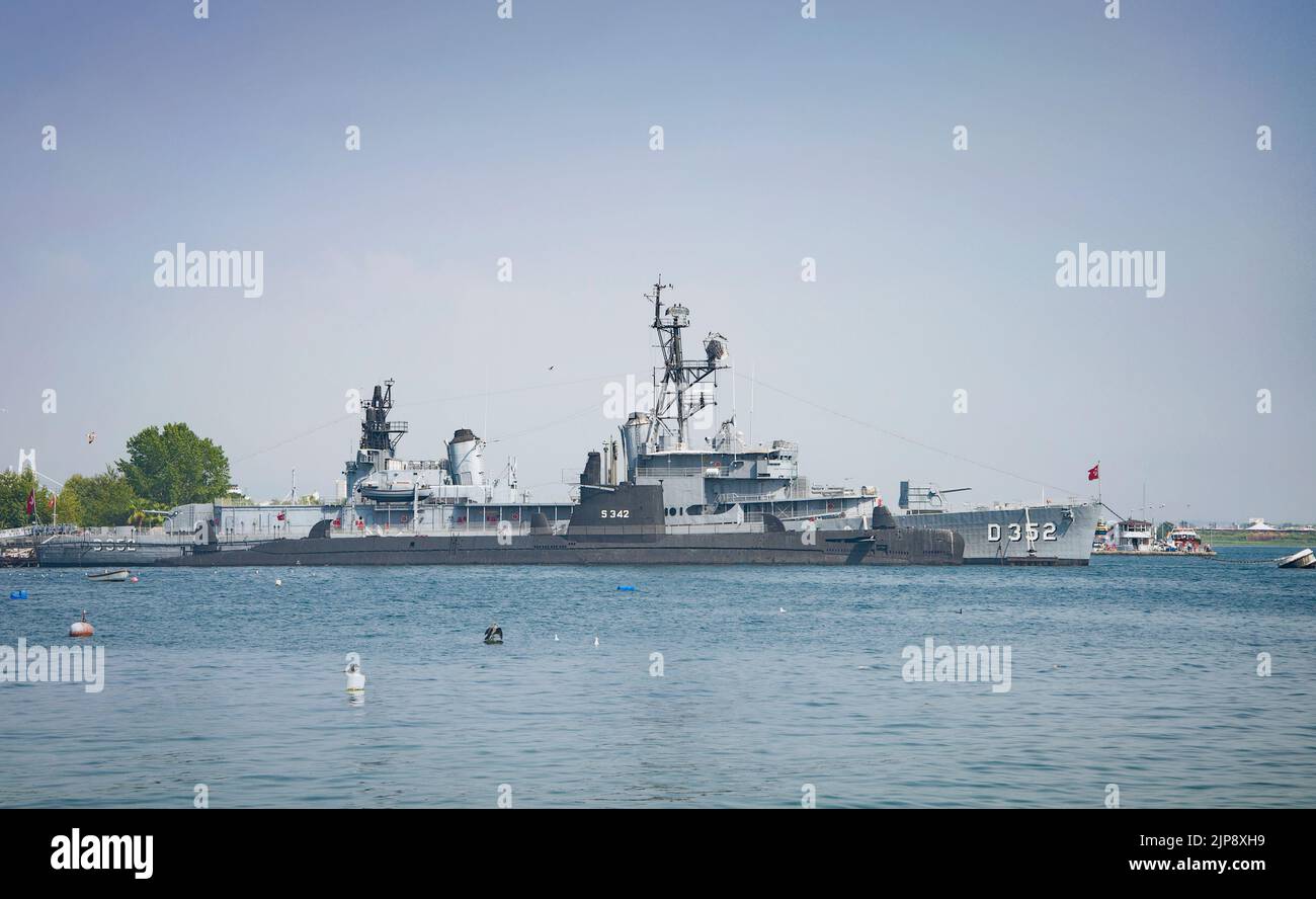 IZMIT, TURCHIA. AGOSTO 29, 2021. Molo sull'argine Grande nave sul molo. Ora legale Foto Stock