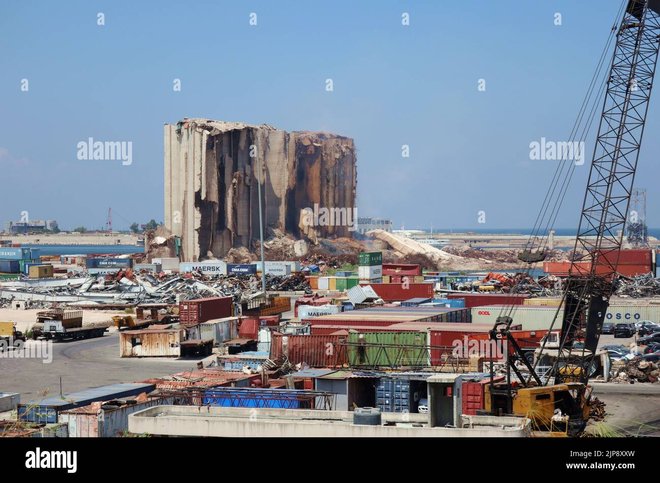 I silos di grano semi-distrutti al porto di Beirut, Libano, 14 agosto 2022. I silos, danneggiati dalla massiccia esplosione dell'agosto 4 2022, sono stati parzialmente collassati durante il mese scorso. Il granoturco fermentato contenuto nei silos, favorito dal clima caldo, ha innescato un fuoco autoacceso che li sta distruggendo dall'interno. (Foto di Elisa Gestri/Sipa USA) Foto Stock