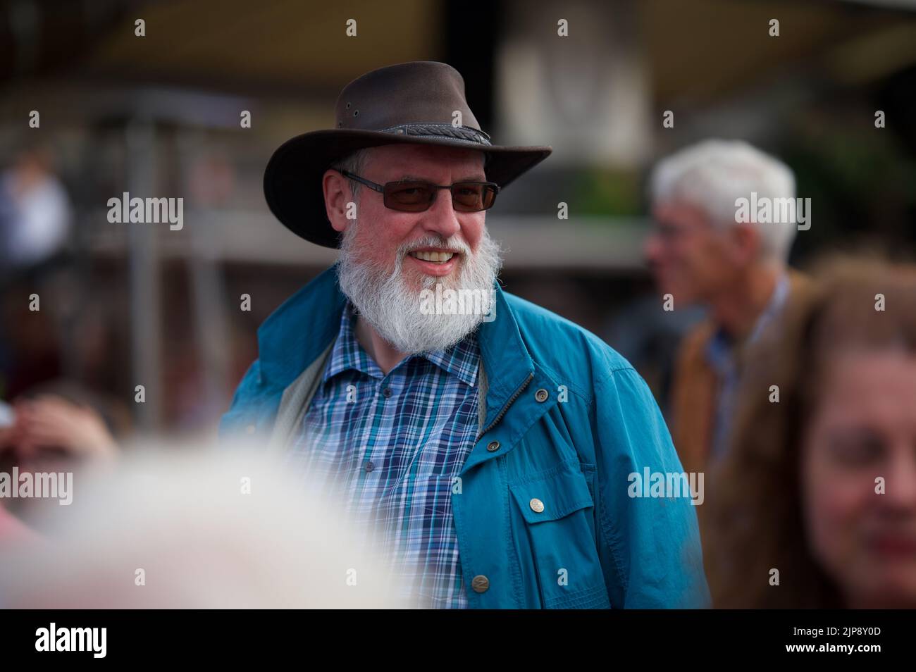 Un primo piano di un vecchio con un cappello da cowboy il giorno del Giappone a Dusseldorf. Foto Stock