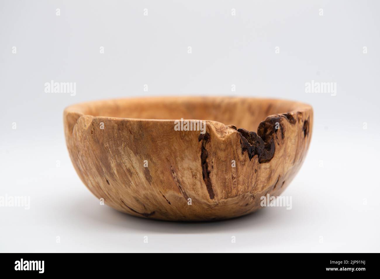 Rovere Burr / Burl ciotola o piatto di legno fatto a mano tornito con crepe e caratteristiche naturali Foto Stock