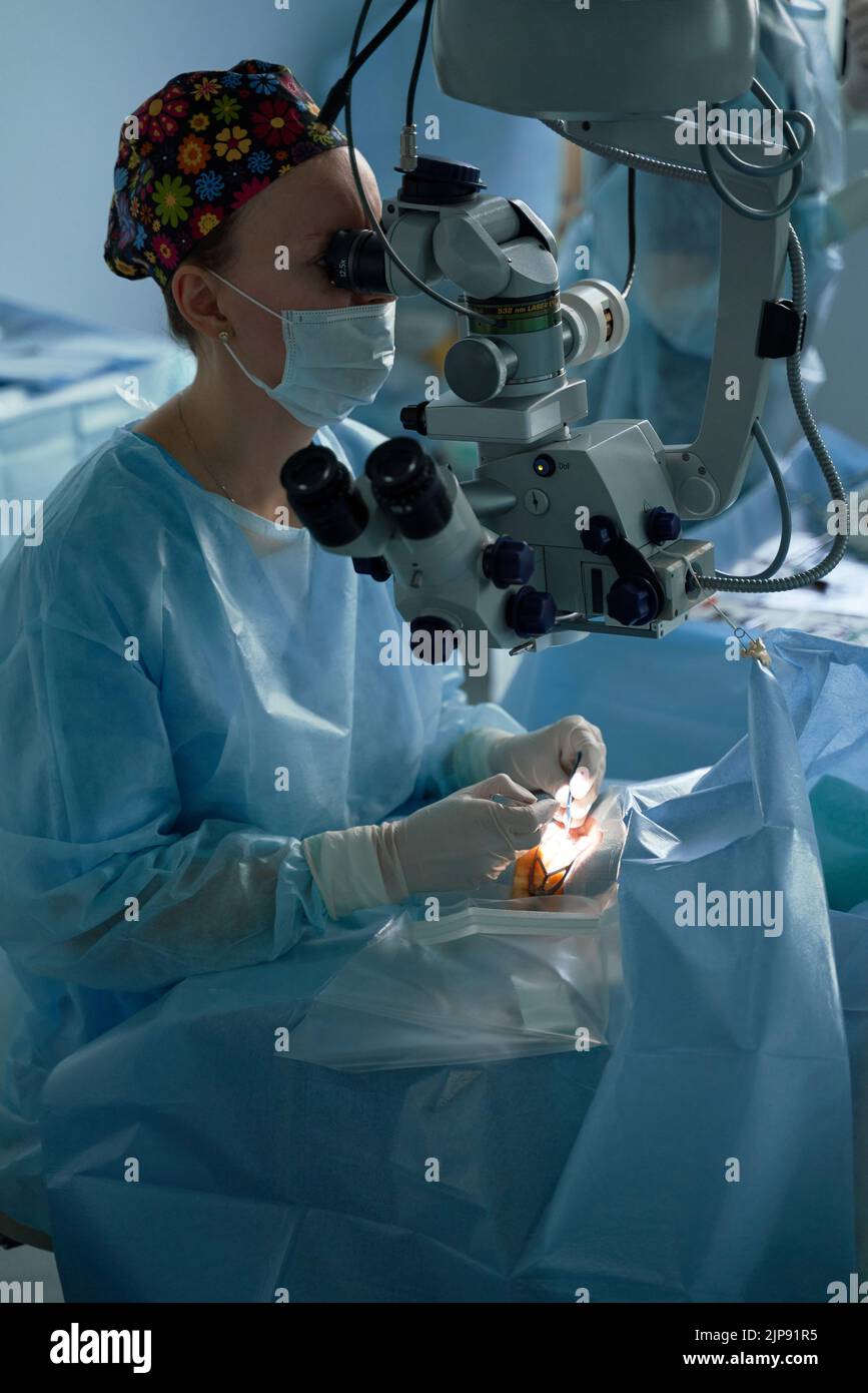 augenoperation, op-mikroskop, augenchirurgie Foto Stock