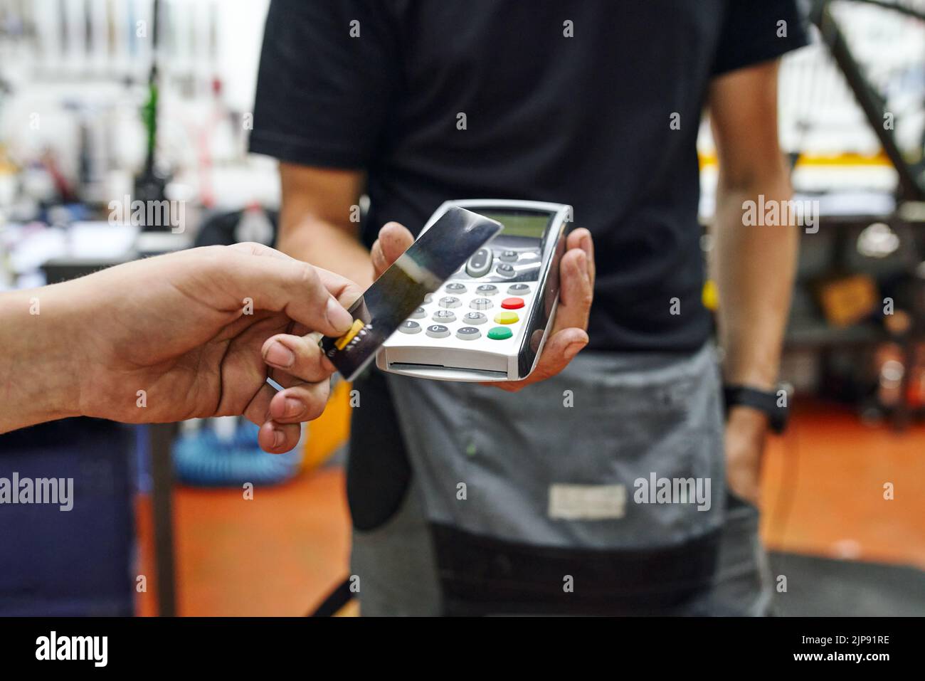 senza contanti, pagamento, lettore di carte, fahrradmechaniker, zweiradmechaniker, pagamenti, lettori di carte Foto Stock