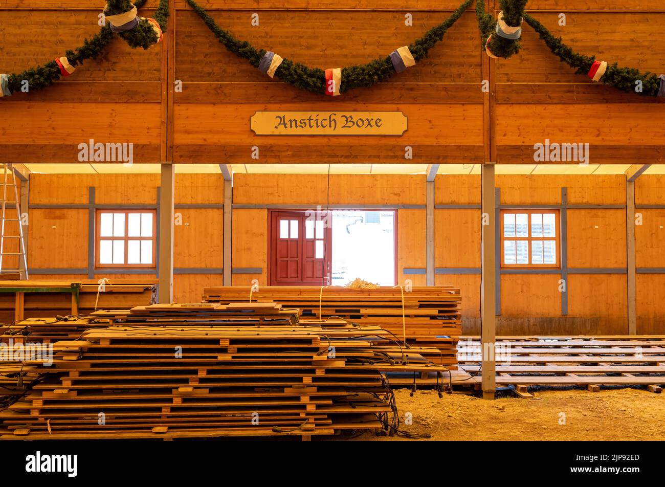 Monaco, Germania. 16th ago, 2022. I pannelli del pavimento si trovano in una tenda della birra sul terreno dell'Oktoberfest sotto un cartello con l'iscrizione 'Anstich Boxe'. Nella scatola di spillatura è da spillare su 17.09.2022 punto 12 ufficialmente il primo barile di birra dal sindaco di Monaco. L'Oktoberfest si terrà quest'anno dal 17.09.2022 al 03.10.2022. Credit: Peter Kneffel/dpa/Alamy Live News Foto Stock