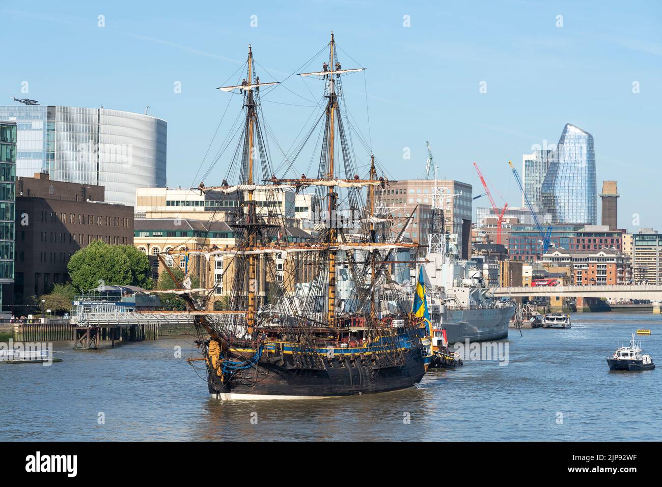 Goteborg di Svezia, replica a vela del 18th ° secolo svedese East Indiaman Goteborg Io visita Londra, Regno Unito. Skyline di Londra. Sul Tamigi Foto Stock