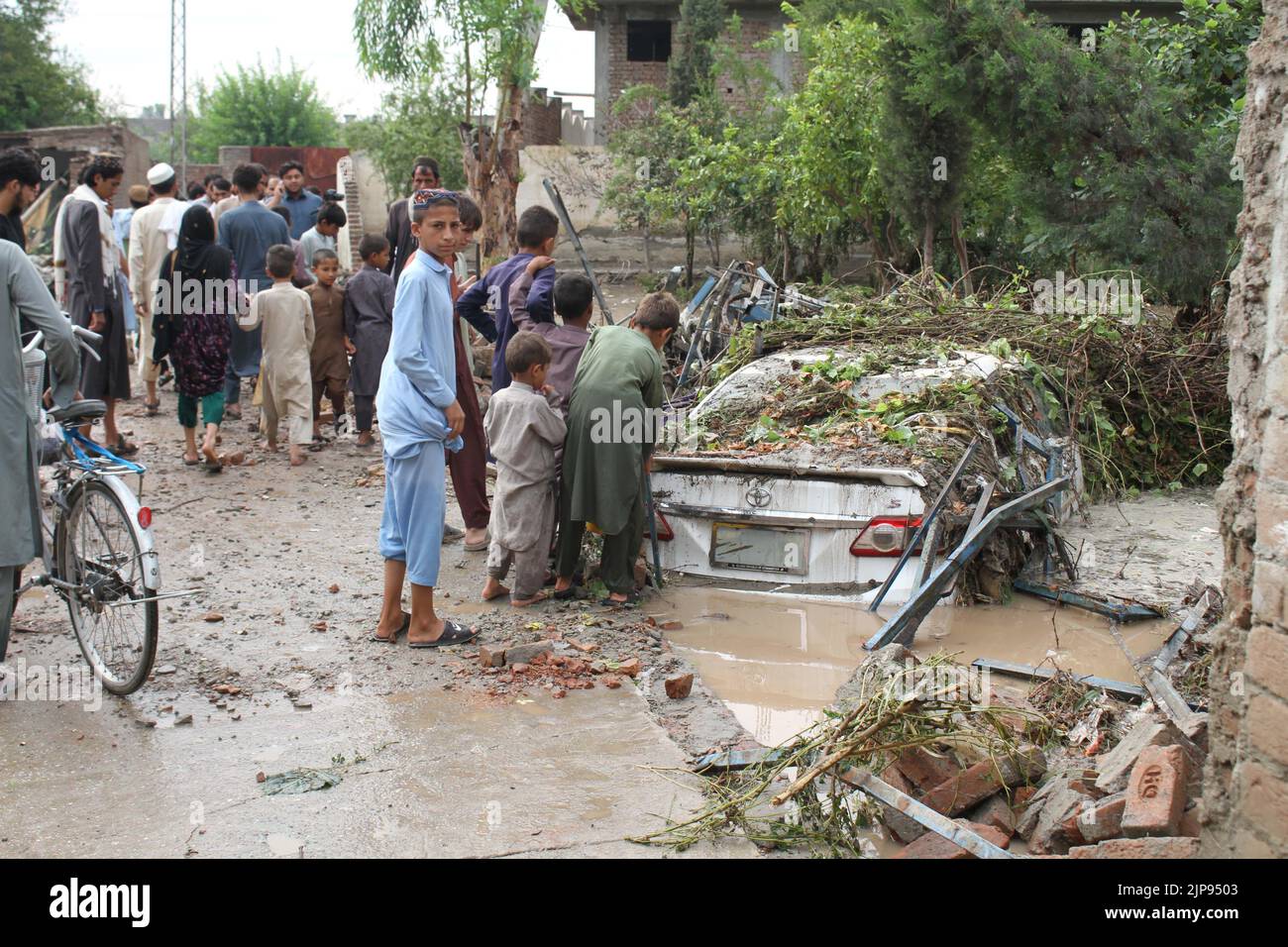 Nangarhar, Afghanistan. 15th ago, 2022. Le persone sono viste nella zona colpita dalle inondazioni nella provincia di Nangarhar, Afghanistan, 15 agosto 2022. Almeno otto persone sono state uccise e altre sei sono state ferite lunedì a causa di forti piogge e inondazioni improvvise nella provincia orientale afghana di Nangarhar, ha dichiarato un funzionario locale. Credit: Aimal Zahir/Xinhua/Alamy Live News Foto Stock