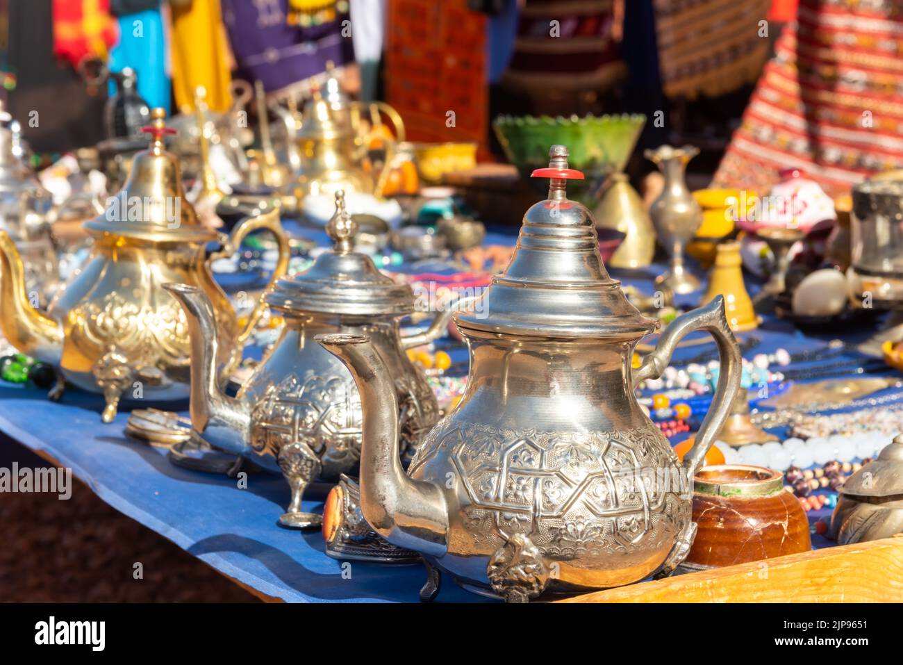 Souvenir artigianali marocchini sul mercato di strada. Teapots, monili, tagines, trinkets Foto Stock