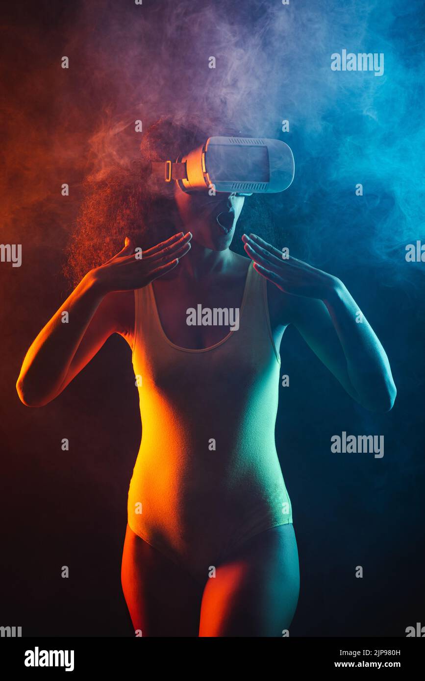 simulazione, occhiali 3d, display montato sulla testa, metaverse, persona di colore, vr, immersione, simulazioni Foto Stock