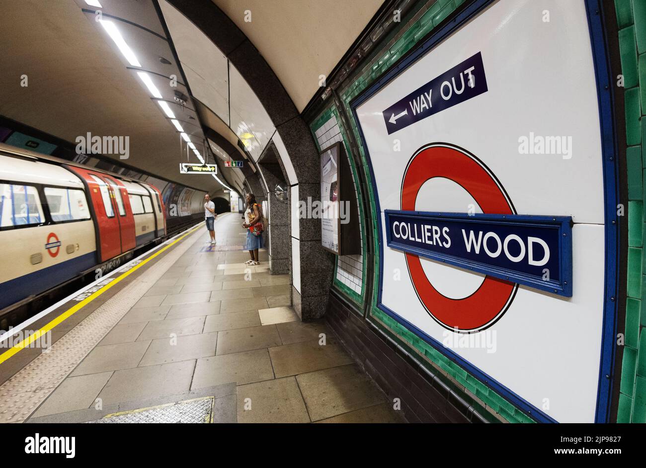 Stazione della metropolitana di Colliers Wood - cartello e piattaforma, Colliers Wood, Londra SW19 Londra UK Foto Stock