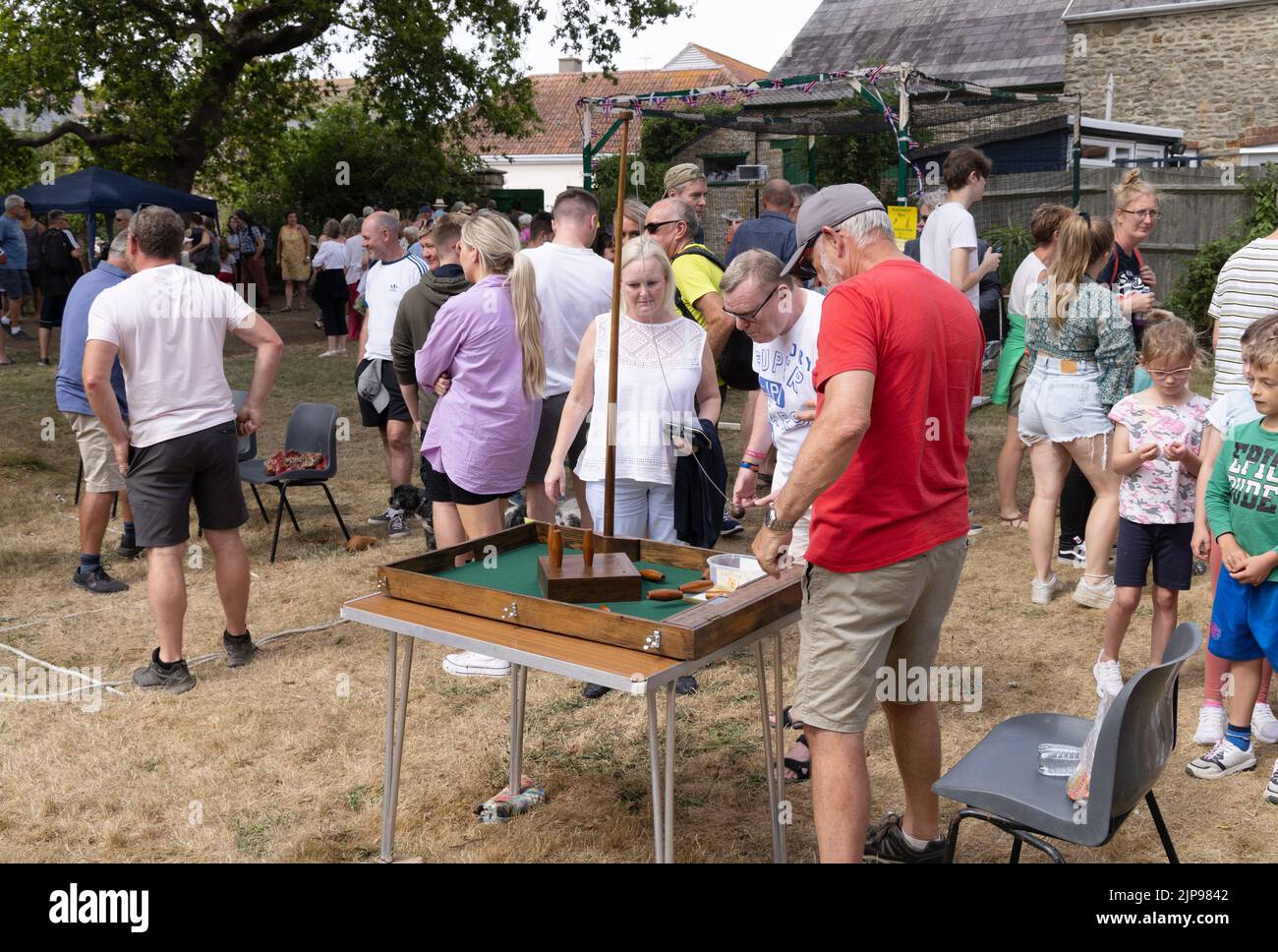 Village fete England - un uomo anziano che gioca una partita di birilli bar, Burton Bradstock annuale villaggio fete, Dorset UK Foto Stock
