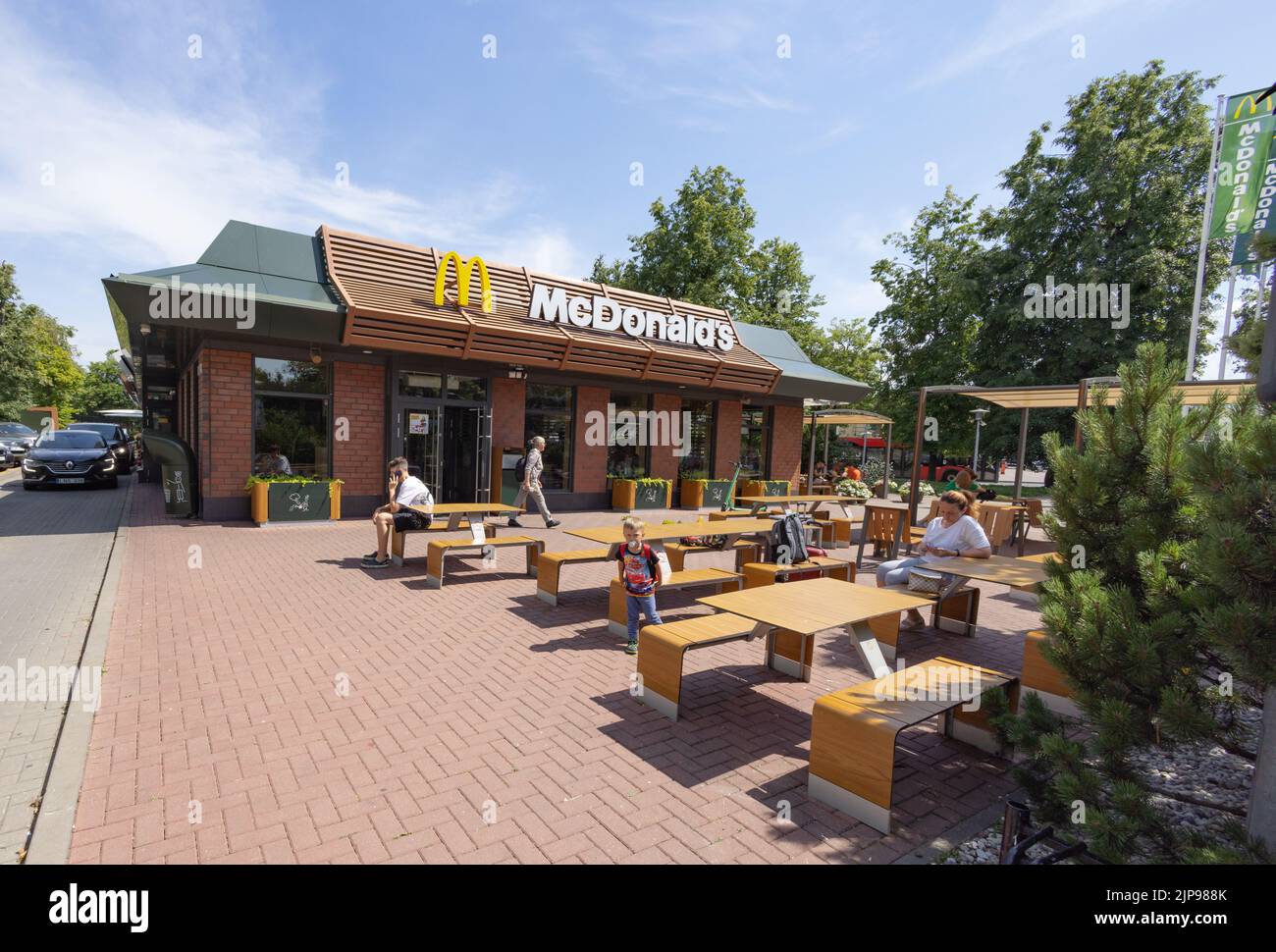 McDonalds, Vilnius Lituania - persone che mangiano fuori dal McDonald's Restaurant, Seiny g., Vilnius Lituania Europe Foto Stock