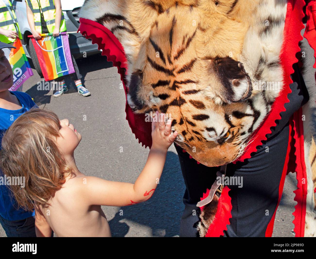 Una pelle di tigre dalla banda dei Marines reali a Brighton & Hove Pride 2022 Foto Stock