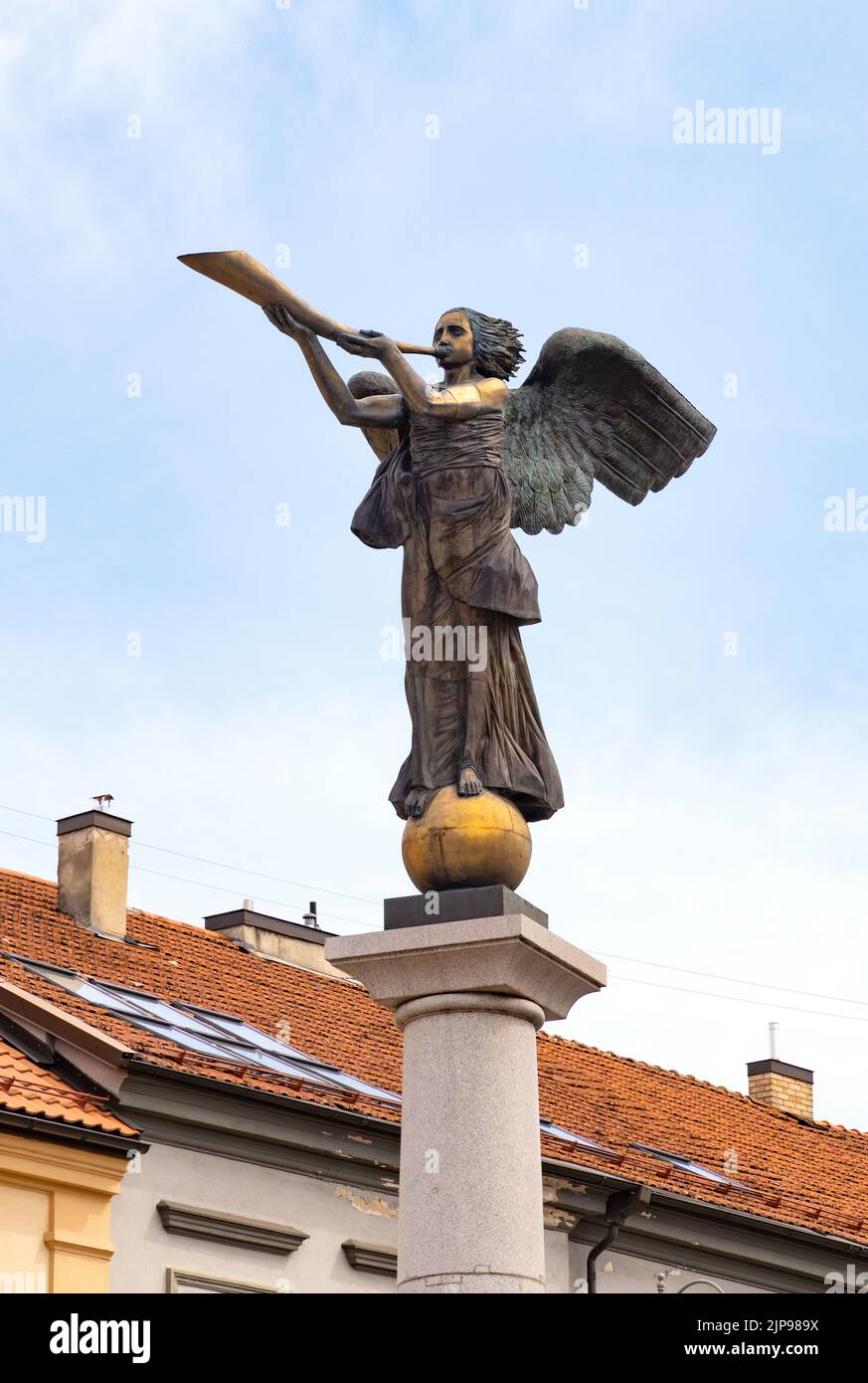 Angelo di Uzupis statua di Romas Vilčiauskas in Piazza Angelo di Uzupis, è un simbolo della repubblica di Uzupis, città vecchia di Vilnius, Vilnius Lituania Foto Stock