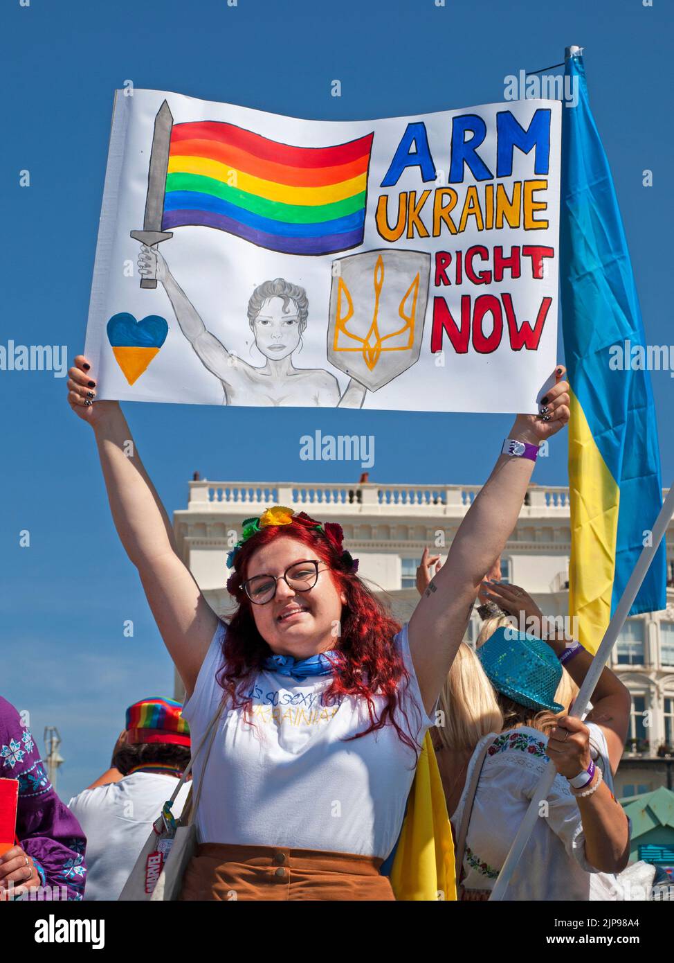 Una ragazza mostra il suo sostegno per l'Ucraina per quanto riguarda la sua guerra con la Russia durante Brighton & Hove Pride 2022 Foto Stock
