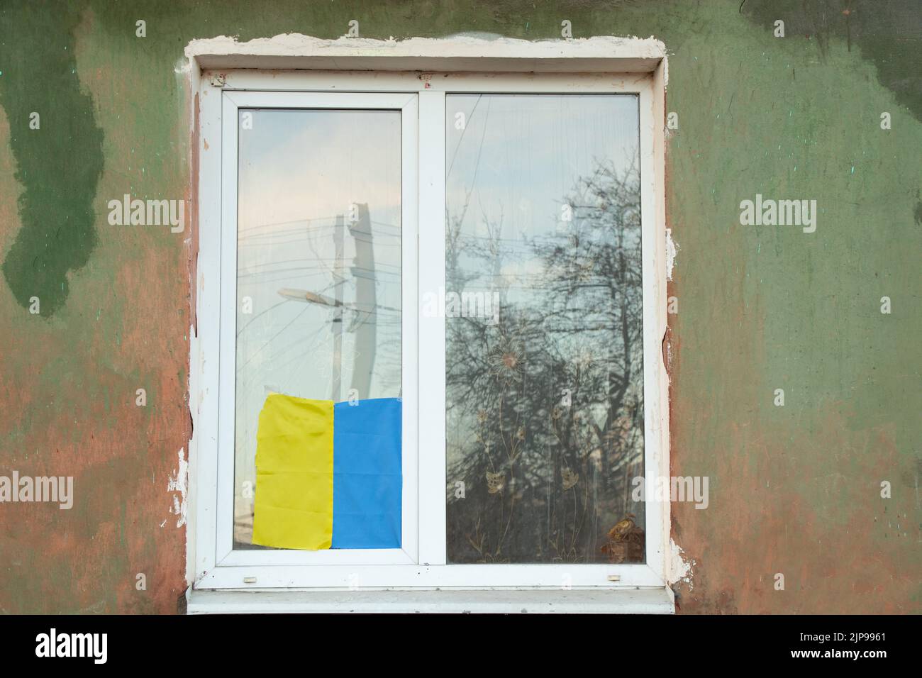 La bandiera nazionale dell'Ucraina è appesa su una casa in Ucraina, la pace in Ucraina, fermare la guerra Foto Stock