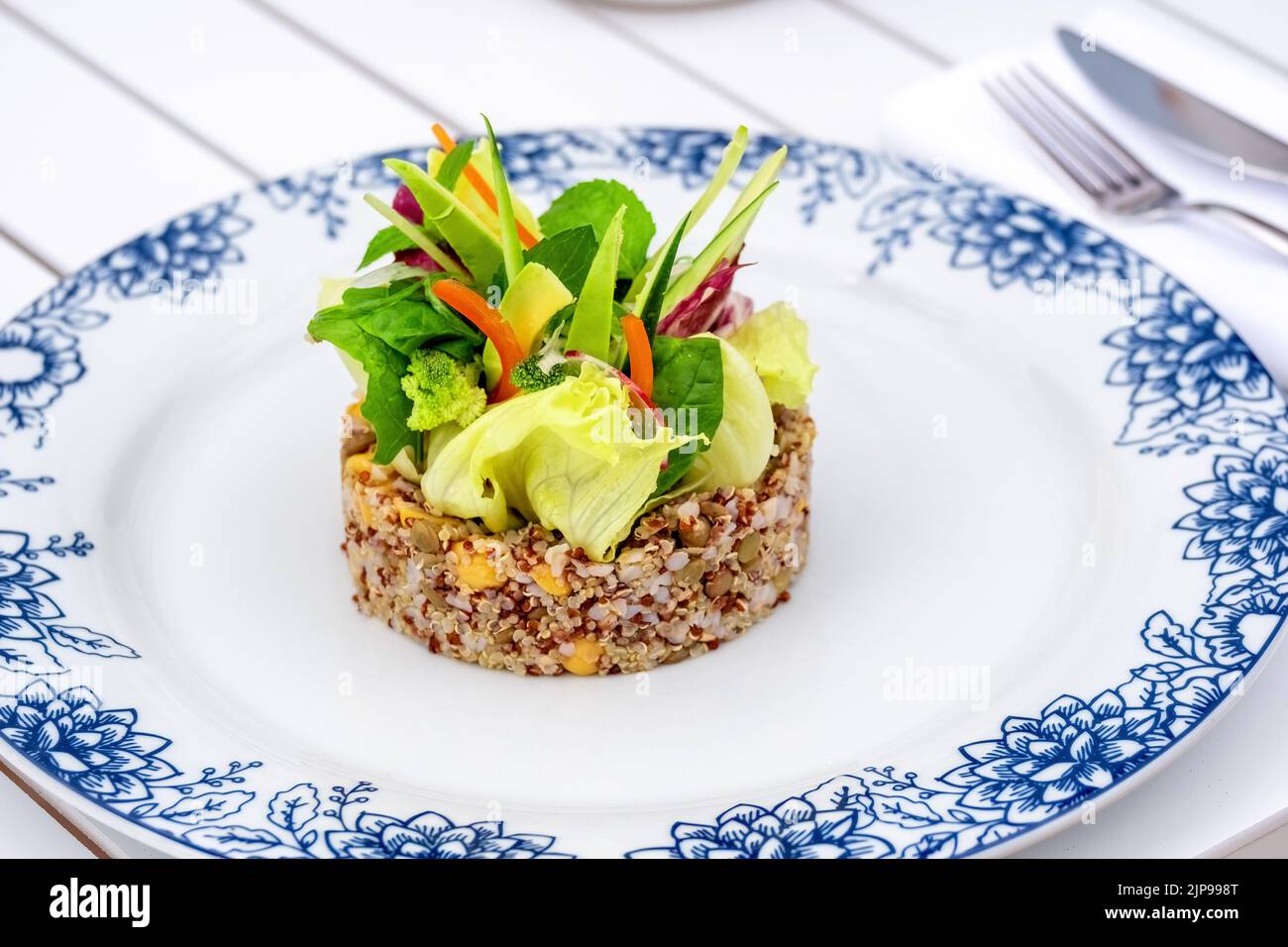 Insalata di quinoa con avocado, carota, ceci e verdure fresche Foto Stock