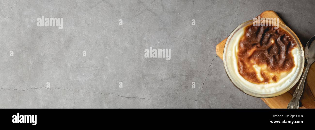 Tradizionale dessert turco panetteria riso budino Nome turco Fırın Sutlac in ciotola di vetro Foto Stock