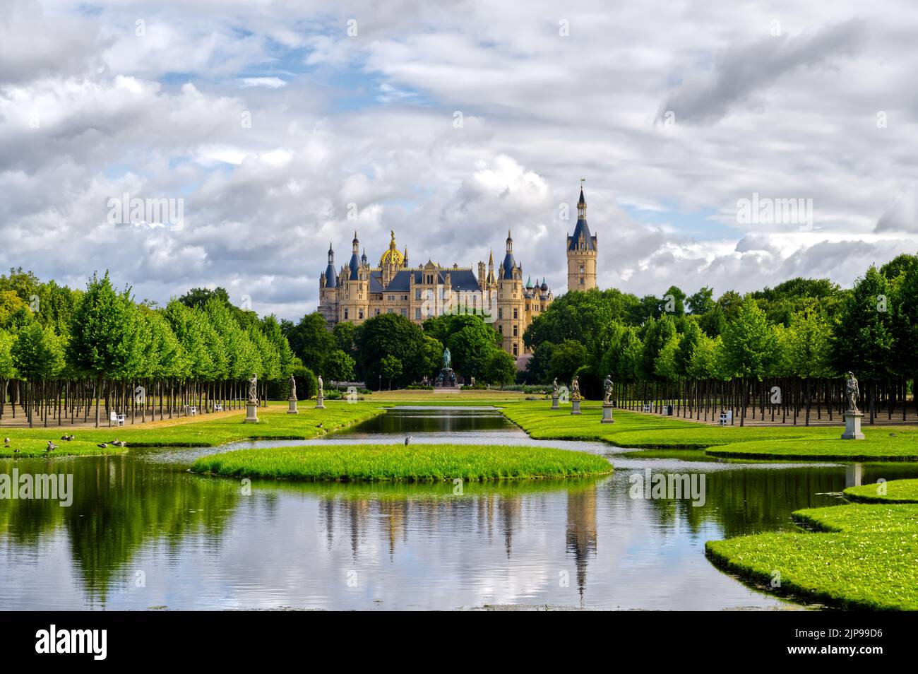 Schwerin Castello in Germania Europa panorama vista bel tempo il castello più bello Foto Stock