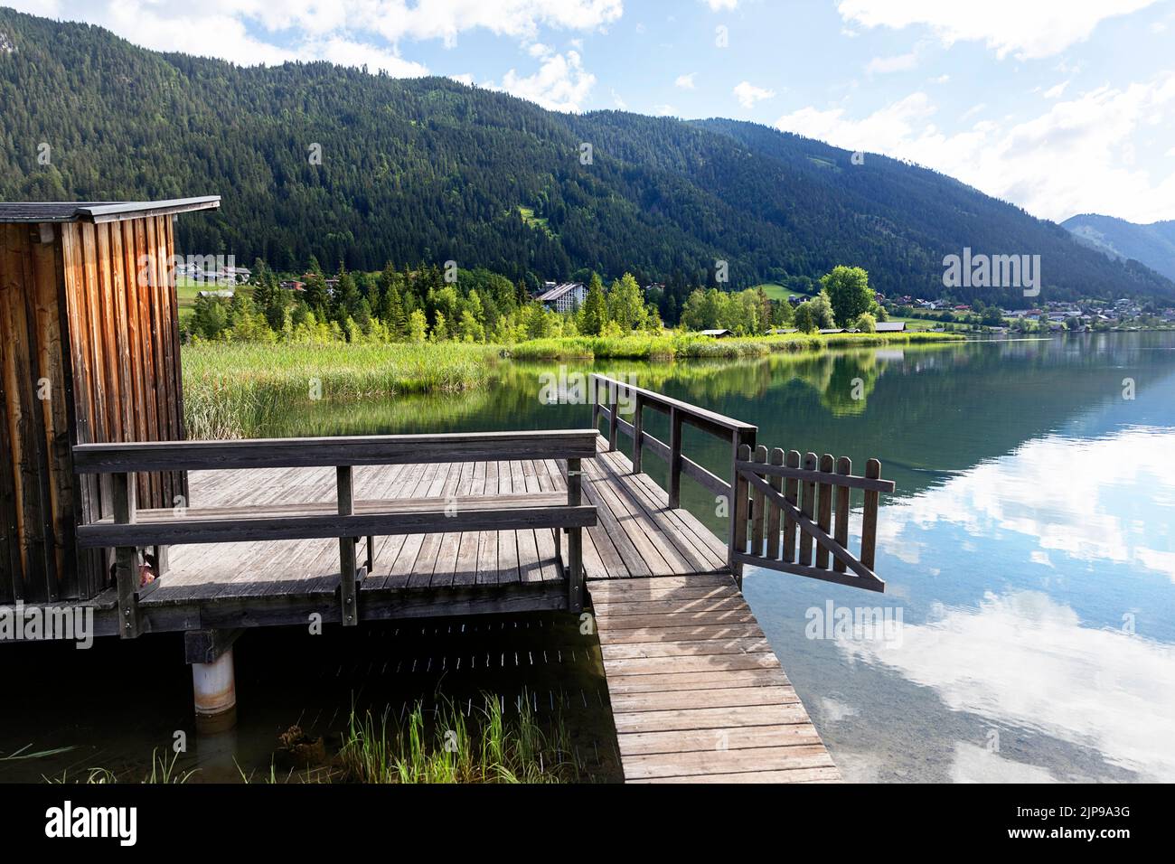 Tradizionale casa o capanna in legno presso il bellissimo lago Weissensee in carinzia, Austria Foto Stock