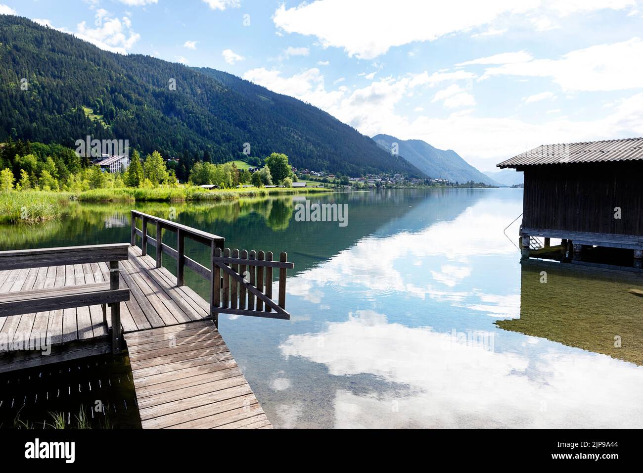 Tradizionale casa o capanna in legno presso il bellissimo lago Weissensee in carinzia, Austria Foto Stock