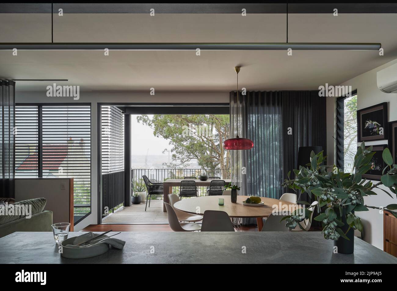 Zona pranzo e terrazza all'aperto con vista sulla cucina. Birchgrove House, Sydney, Australia. Architetto: TW Architects, 2021. Foto Stock