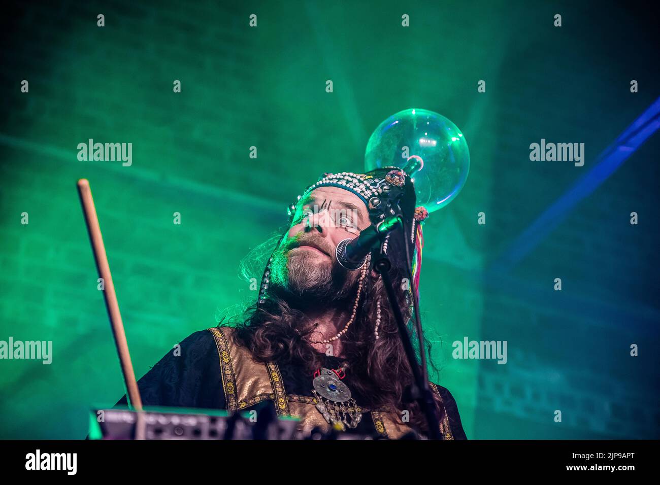 Henge si esibisce al festival Focus Wales 2022 di Wrexham, nel Galles del Nord, il 7th maggio 2022. Foto Stock