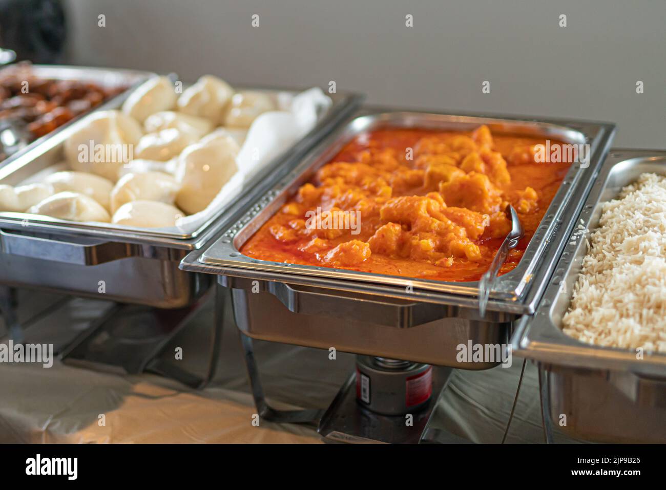 Selezione di cibo nigeriano su un buffet pronto per mangiare Foto Stock