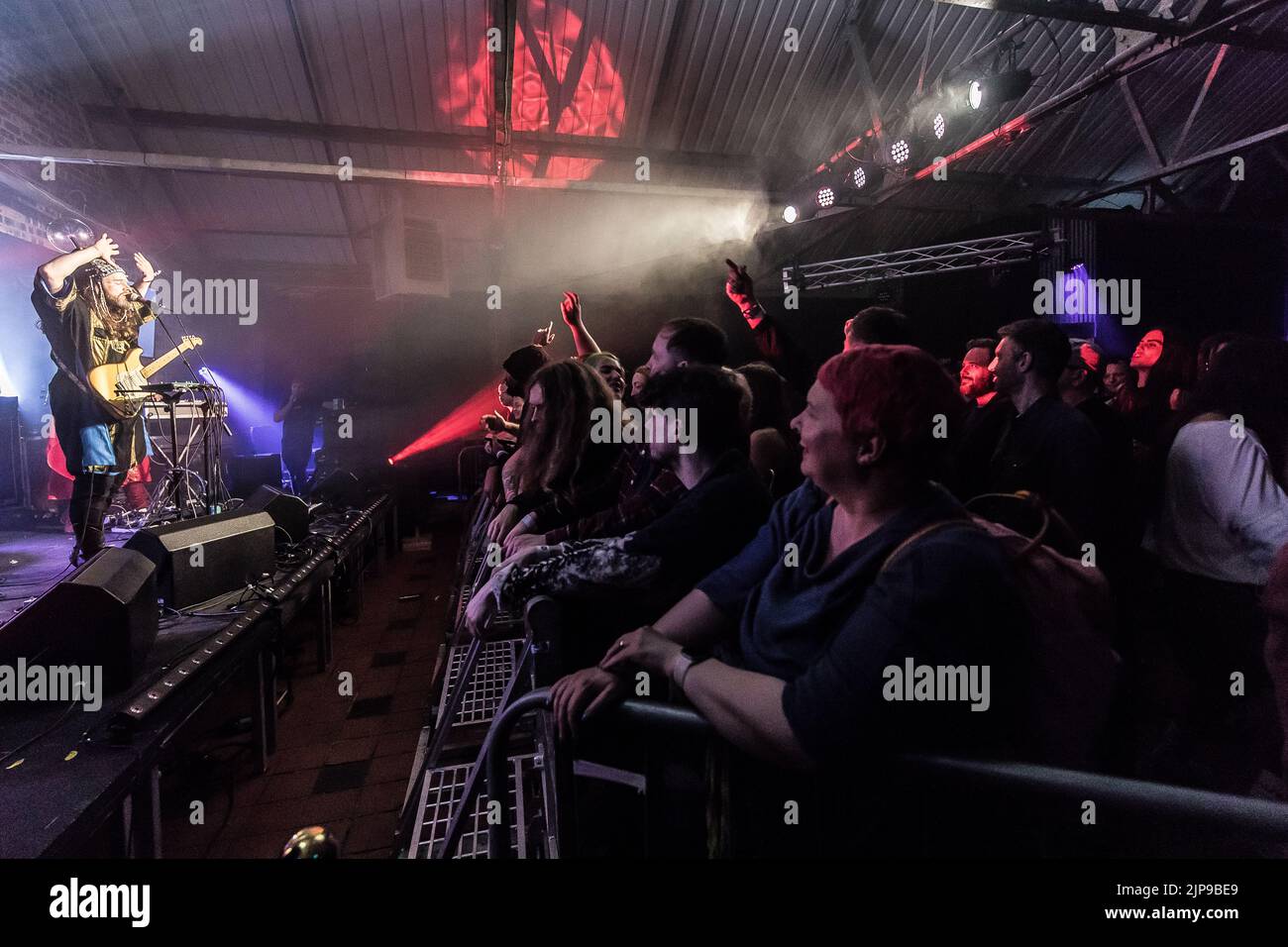 Henge si esibisce al festival Focus Wales 2022 di Wrexham, nel Galles del Nord, il 7th maggio 2022. Foto Stock