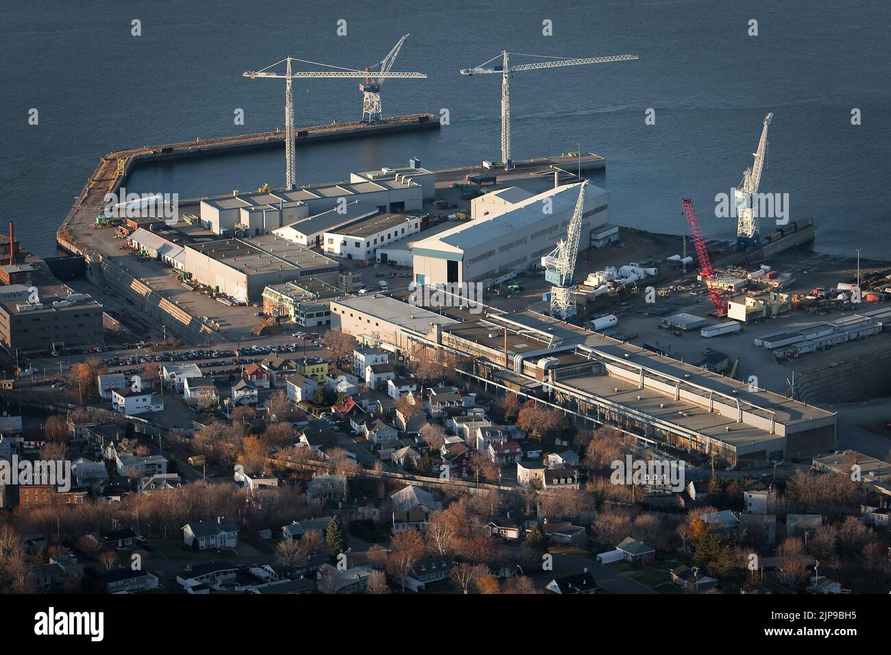 La costruzione navale MIL-DAVIE di Levis è illustrata in questa foto aerea del 11 novembre 2009. La struttura del Quebec, situata sul fiume St. Lawrence, di fronte a Quebec City, è stata chiusa nel 1997 e dichiarata bancarotta all'inizio degli anni '2000, ma è stata riattivata per un contratto da consegnare nel 2009. Foto Stock