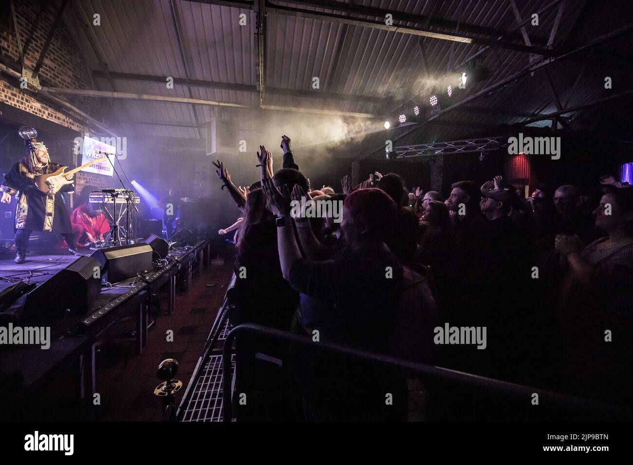 Henge si esibisce al festival Focus Wales 2022 di Wrexham, nel Galles del Nord, il 7th maggio 2022. Foto Stock