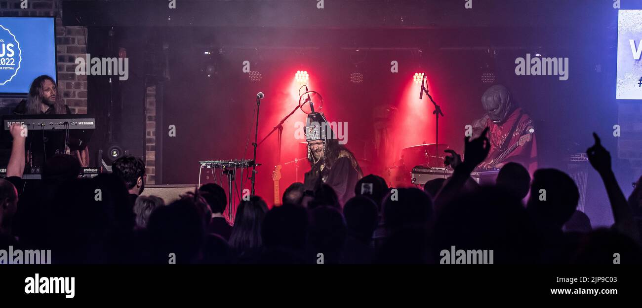 Henge si esibisce al festival Focus Wales 2022 di Wrexham, nel Galles del Nord, il 7th maggio 2022. Foto Stock