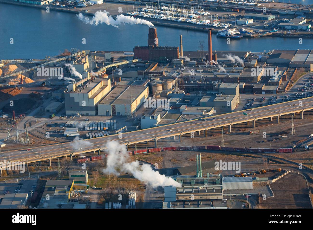 La cartiera Stadacona nella città di Quebec è raffigurata in questa foto aerea il 11 novembre 2009. Di proprietà di White Birch Paper, le cinque macchine per la carta di Stadacona hanno la capacità di produrre più di 400.000 tonnellate di carta da giornale, 80.000 tonnellate di materiale da catalogo e 45.000 tonnellate di cartone per imballaggio e carta di qualità speciale multistrato non rivestita. Foto Stock