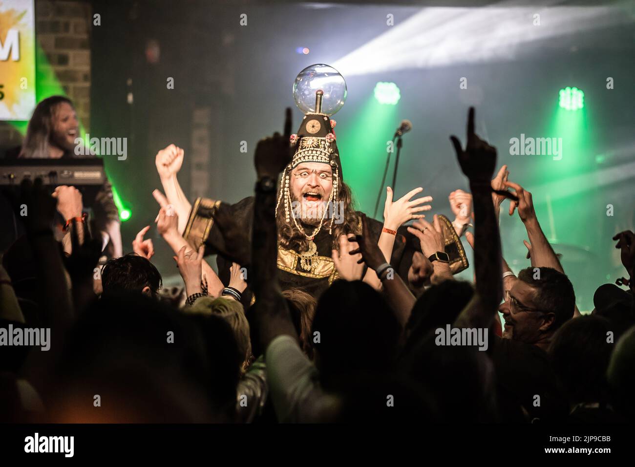 Henge si esibisce al festival Focus Wales 2022 di Wrexham, nel Galles del Nord, il 7th maggio 2022. Foto Stock