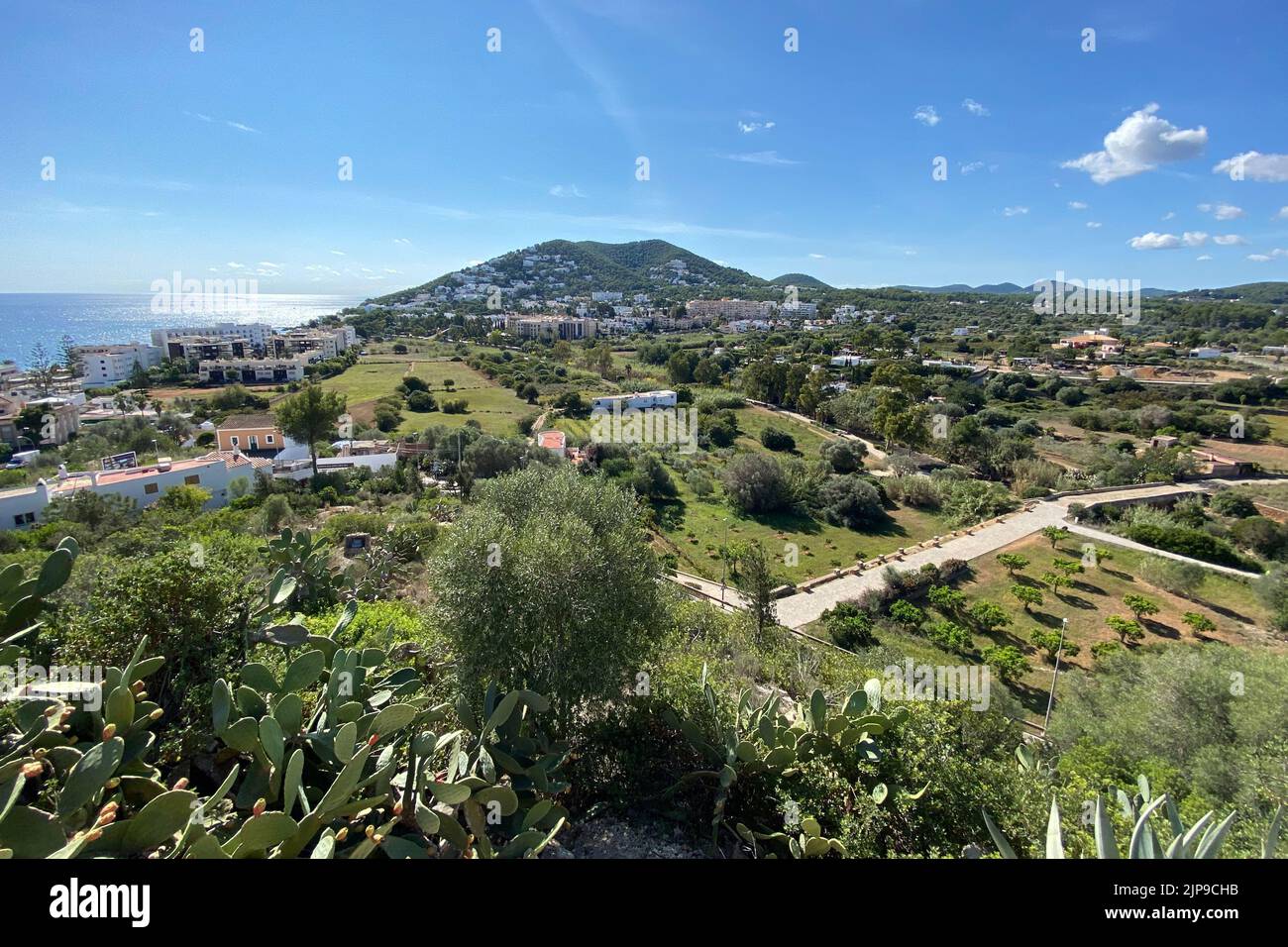 Vista sulle colline della città di Santa Eularia a Ibiza Foto Stock
