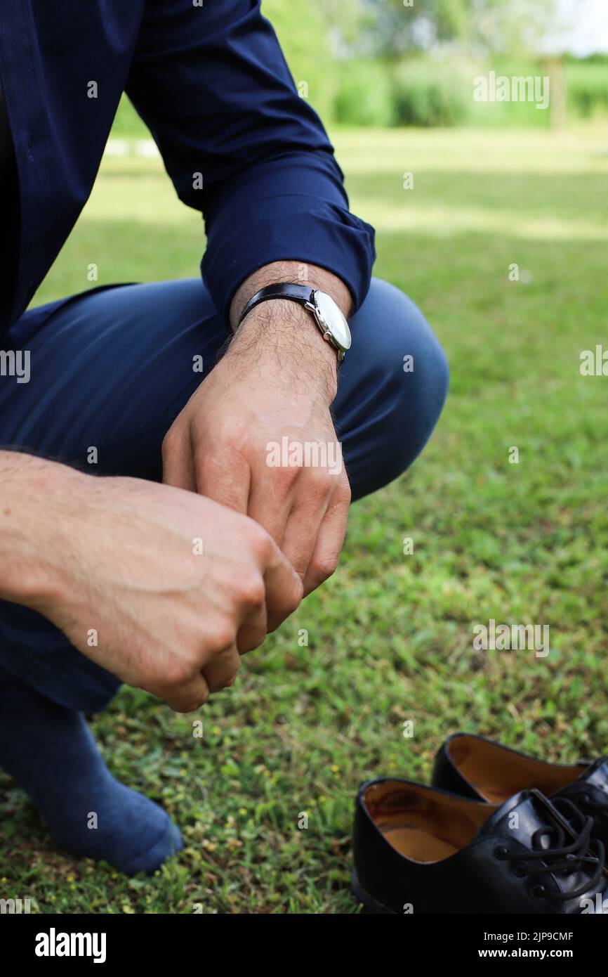 Uomo ben vestito con orologio e scarpe in pelle Foto Stock