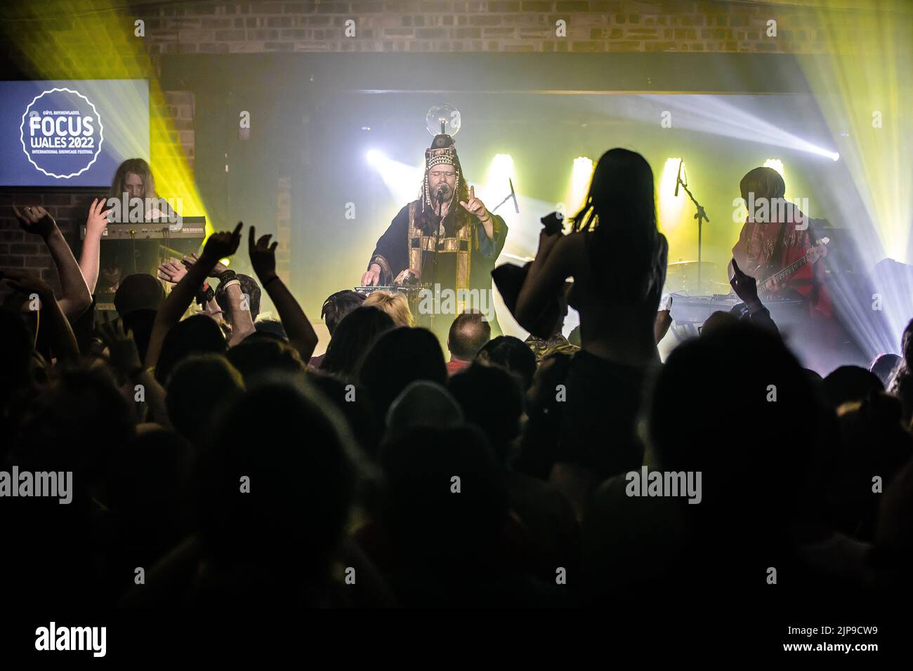 Henge si esibisce al festival Focus Wales 2022 di Wrexham, nel Galles del Nord, il 7th maggio 2022. Foto Stock