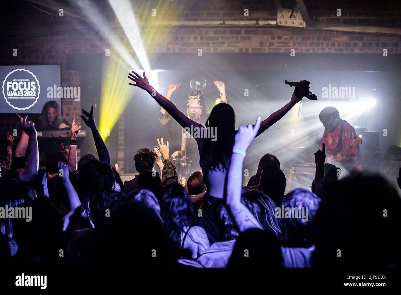 Henge si esibisce al festival Focus Wales 2022 di Wrexham, nel Galles del Nord, il 7th maggio 2022. Foto Stock