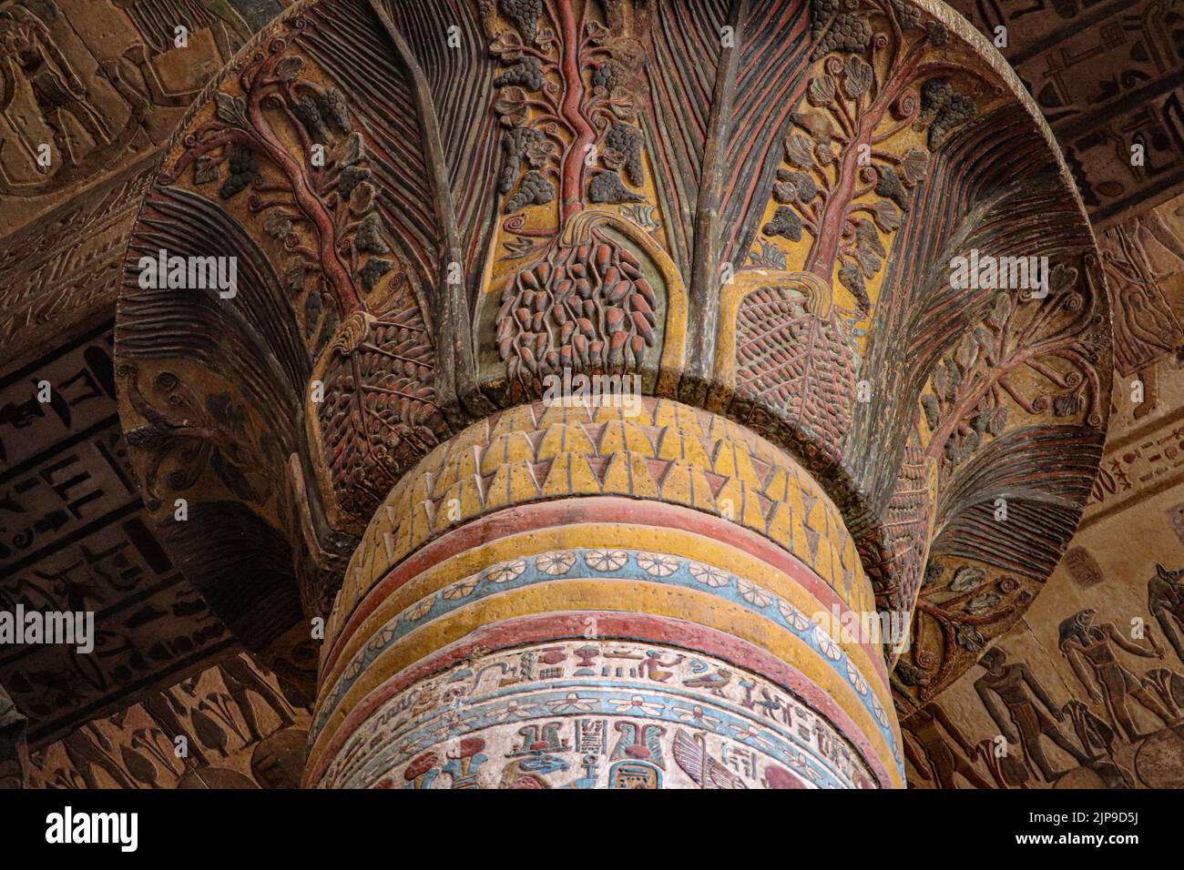 Colonne colorate decorate nel tempio di Khnum, Esna, Egitto Foto Stock