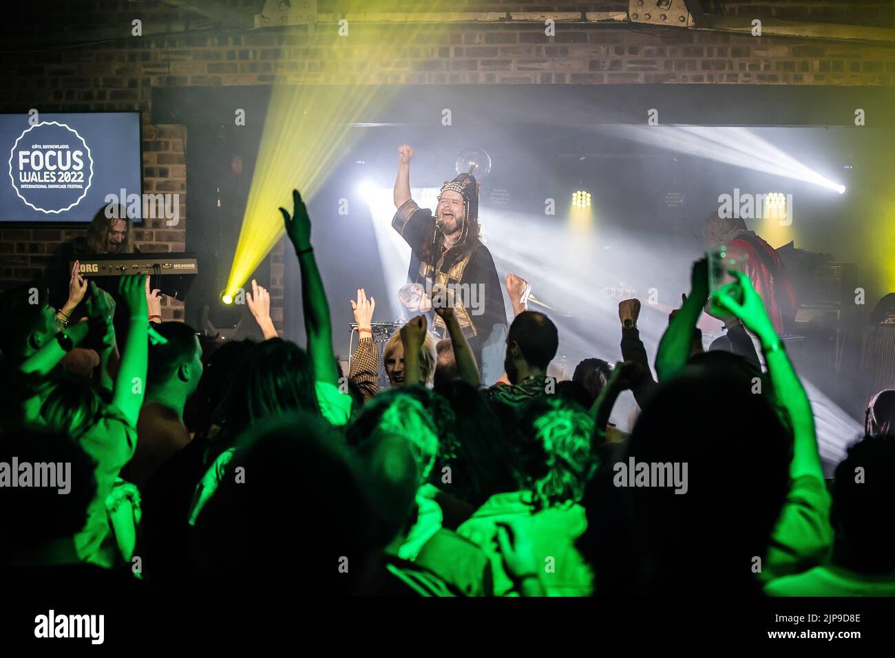 Henge si esibisce al festival Focus Wales 2022 di Wrexham, nel Galles del Nord, il 7th maggio 2022. Foto Stock