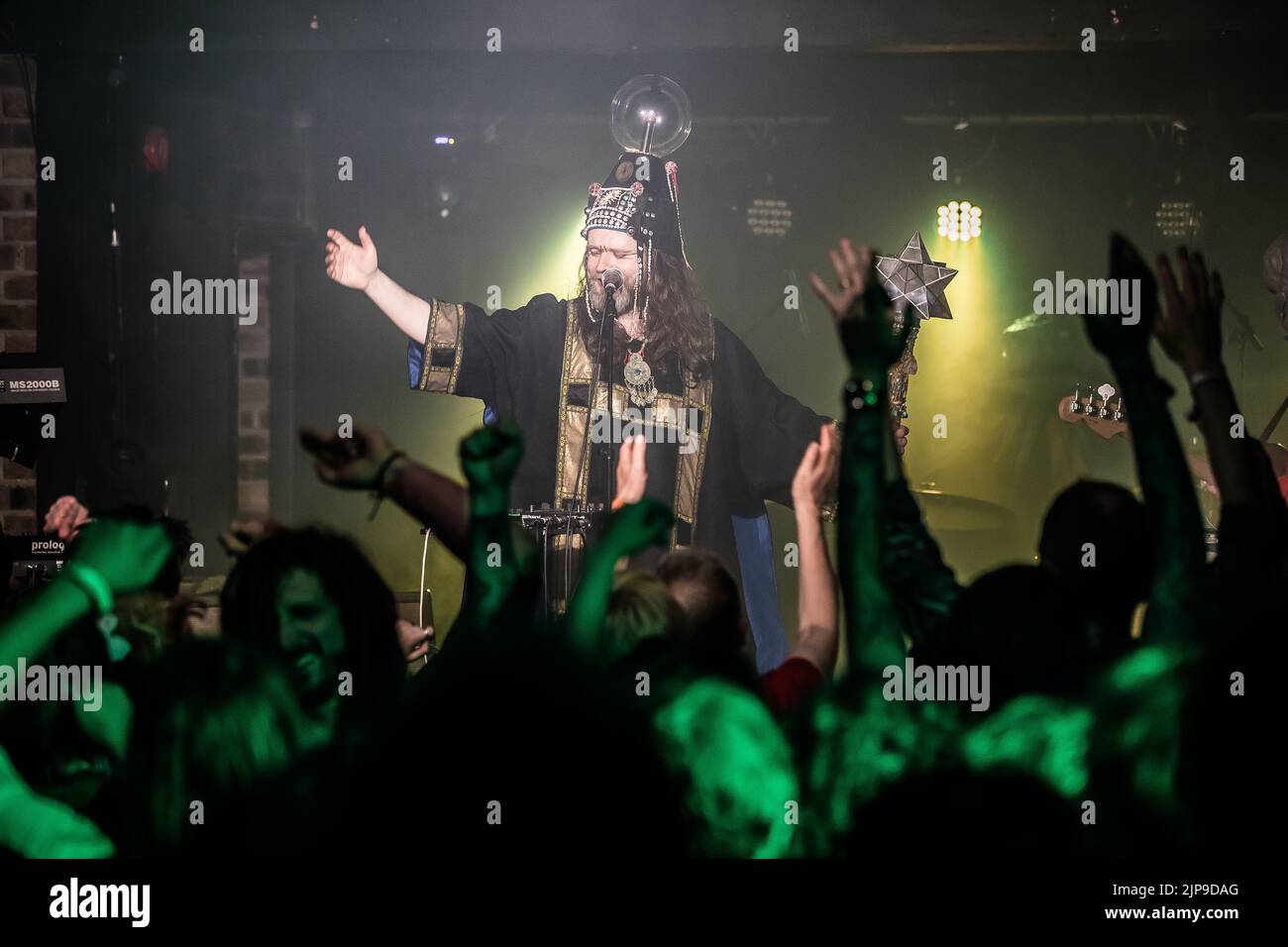 Henge si esibisce al festival Focus Wales 2022 di Wrexham, nel Galles del Nord, il 7th maggio 2022. Foto Stock