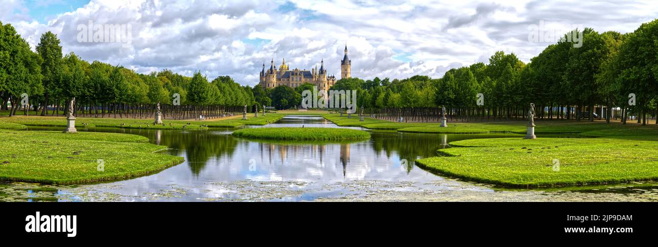 Schwerin Castello in Germania Europa veduta aerea bel tempo il castello più bello Foto Stock
