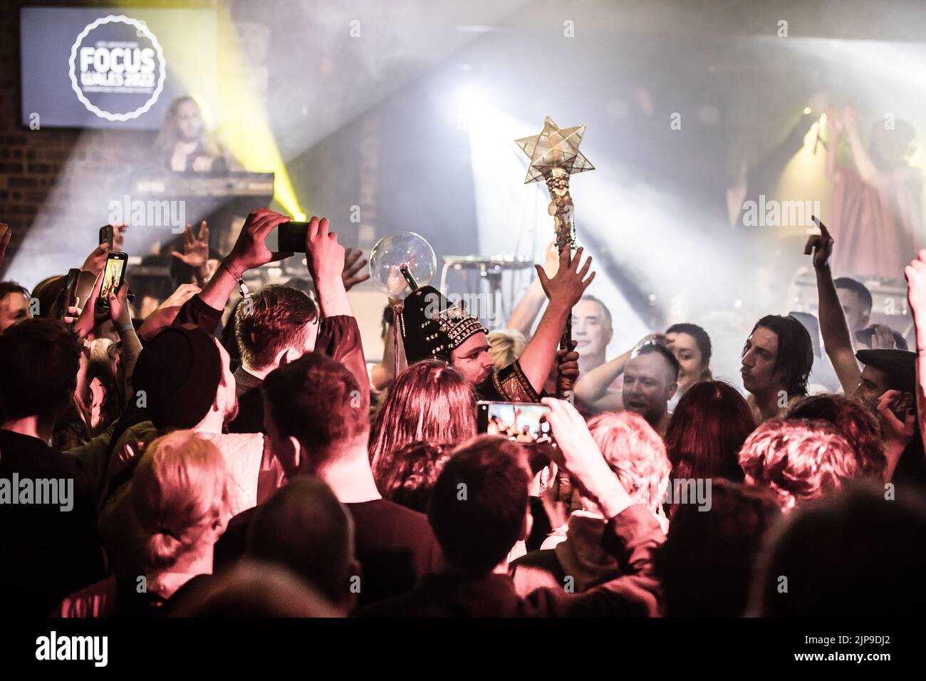 Henge si esibisce al festival Focus Wales 2022 di Wrexham, nel Galles del Nord, il 7th maggio 2022. Foto Stock