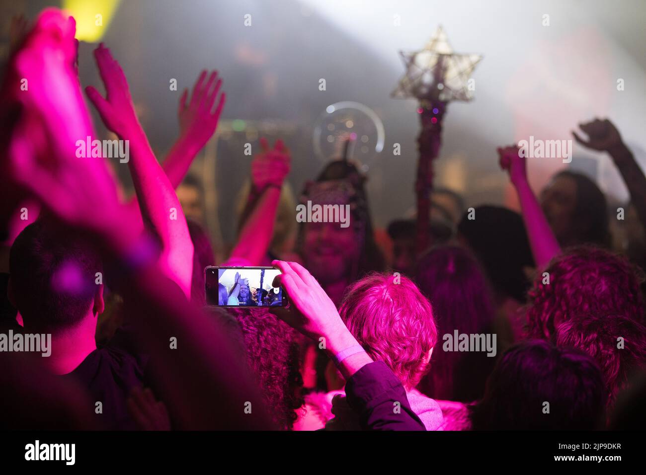 Henge si esibisce al festival Focus Wales 2022 di Wrexham, nel Galles del Nord, il 7th maggio 2022. Foto Stock