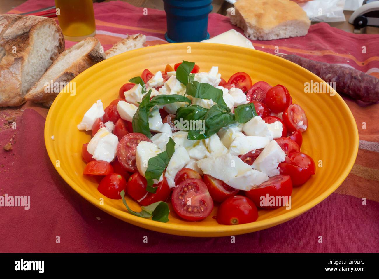 2022 agosto - insalata caprese fatta in casa in un piatto Foto Stock