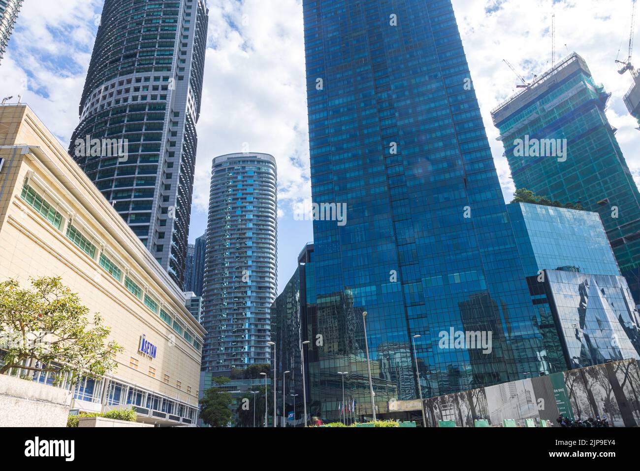 Kuala Lumpur, Malesia - 13 agosto 2022: Paesaggio urbano del centro di KL dal Parco KLCC. I grattacieli intorno alle Torri Gemelle Petronas con il Foto Stock