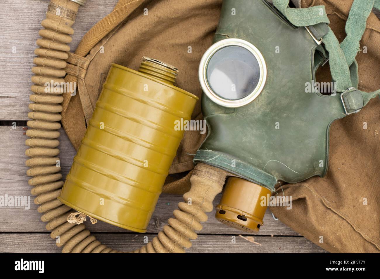 Vintage maschera di gas si trova su uno sfondo di legno, attacco di gas in Ucraina in guerra, maschera protettiva, ecologia, attacco chimico durante la guerra Foto Stock