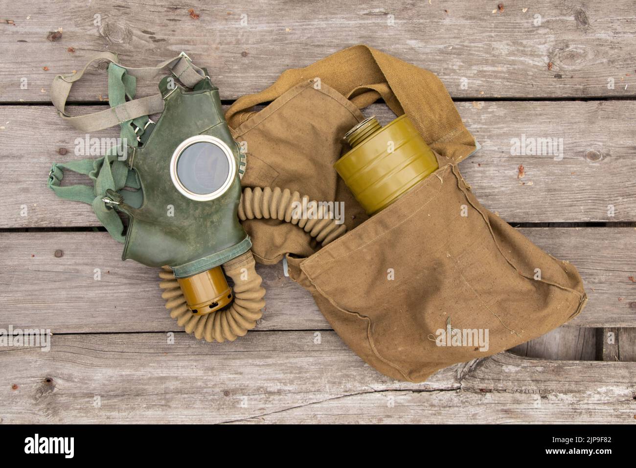 Vintage maschera di gas si trova su uno sfondo di legno, attacco di gas in Ucraina in guerra, maschera protettiva, ecologia, attacco chimico durante la guerra Foto Stock